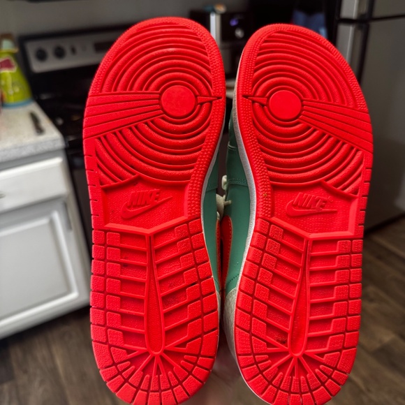 Air Jordan 1 Retro GG Verde Suede Sneakers - Picture 4 of 7